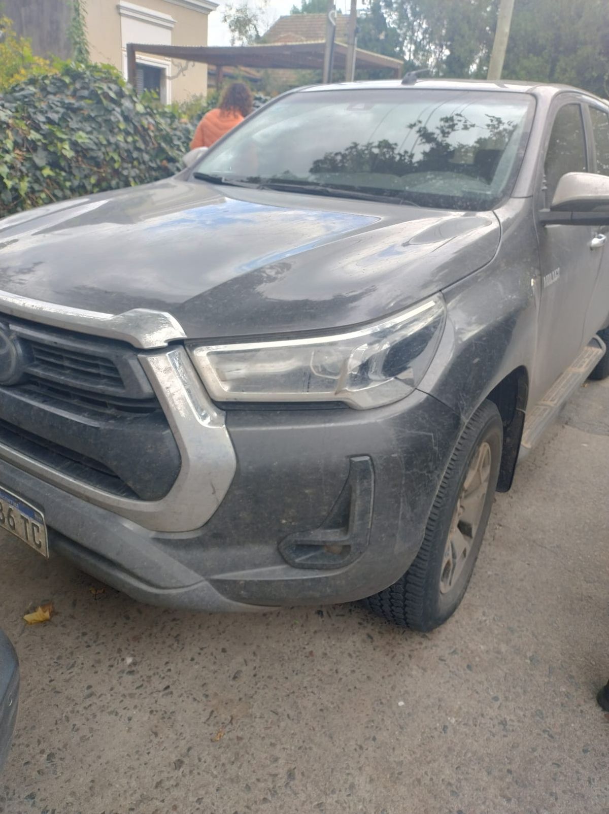 La camioneta que quisieron robar los motochorros en Adrogué.