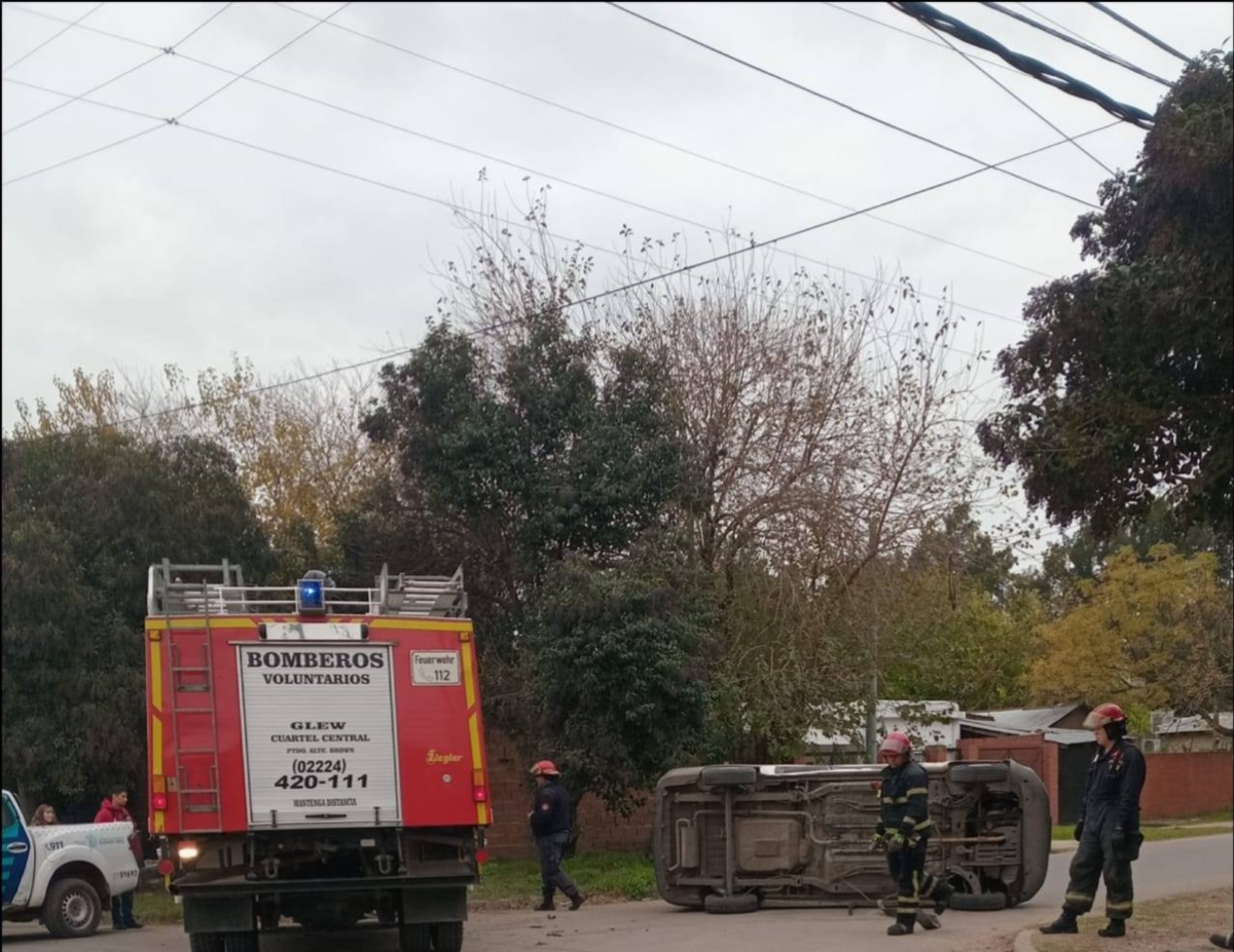 Bomberos llevaron adelante las tareas correspondientes para colocar la camioneta en su posición habitual. Bomberos llevaron adelante las tareas correspondientes para colocar la camioneta en su posición habitual.