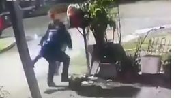 lanus: le dieron un puntazo en el pecho para robarle