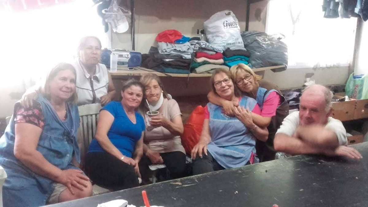 Teodora junto a algunas compañeras en Cáritas.