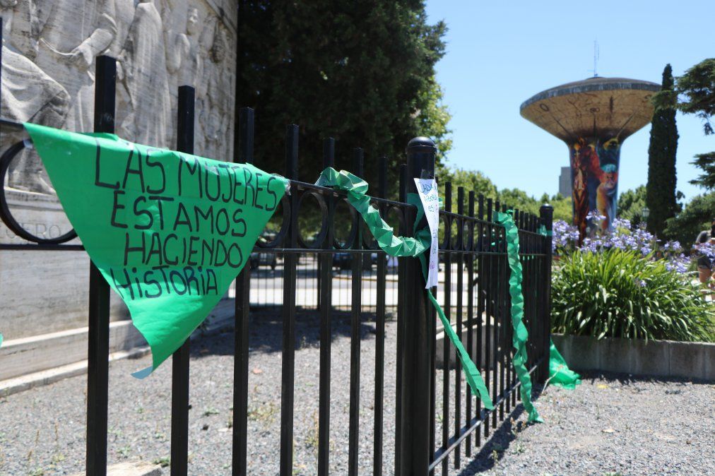 Las Plazas de la Estación, teñidas de verde en apoyo al aborto legal