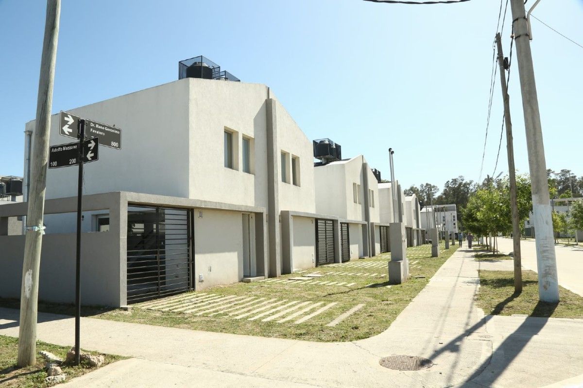En noviembre de 2022, Gastón Granados entregó las llaves de viviendas Procrear en el Barrio Dos de Ezeiza.