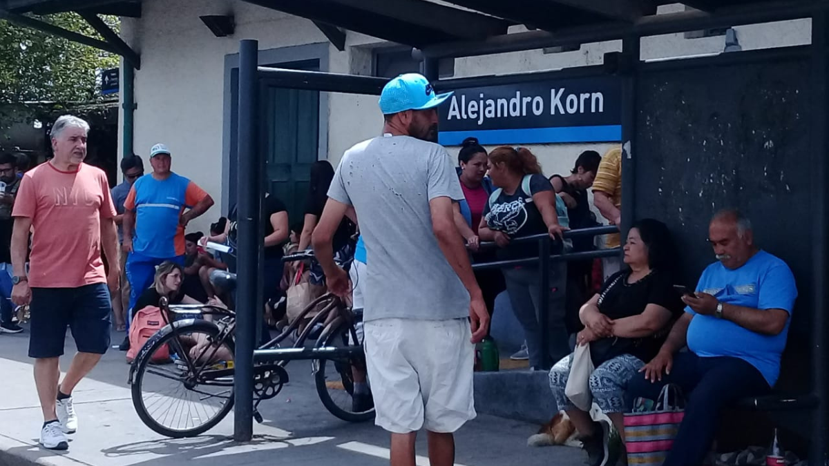 Acampe en la estación de Alejandro Korn para conseguir pasajes a Mar