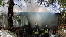 lomas de zamora: grave incendio destruyo un deposito de papel y madera