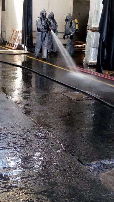 Bomberos de Lomas de Zamora controlaron una fuga de amoníaco en un frigorífico.