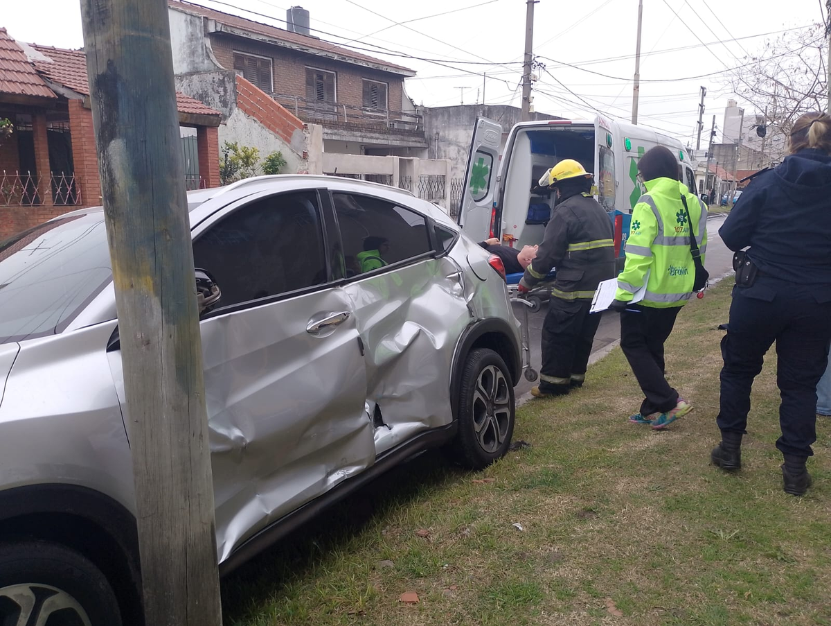 El auto tuvo grandes daños materiales tras el choque. El auto tuvo grandes daños materiales tras el choque. 