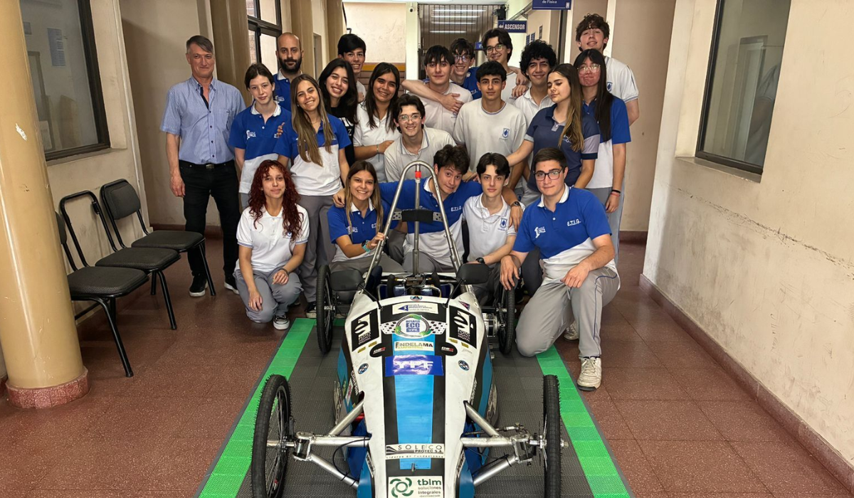 Estudiantes de Lomas competirán con un auto eléctrico en el Desafío ECO YPF 2025 Estudiantes de Lomas competirán con un auto eléctrico en el Desafío ECO YPF 2025