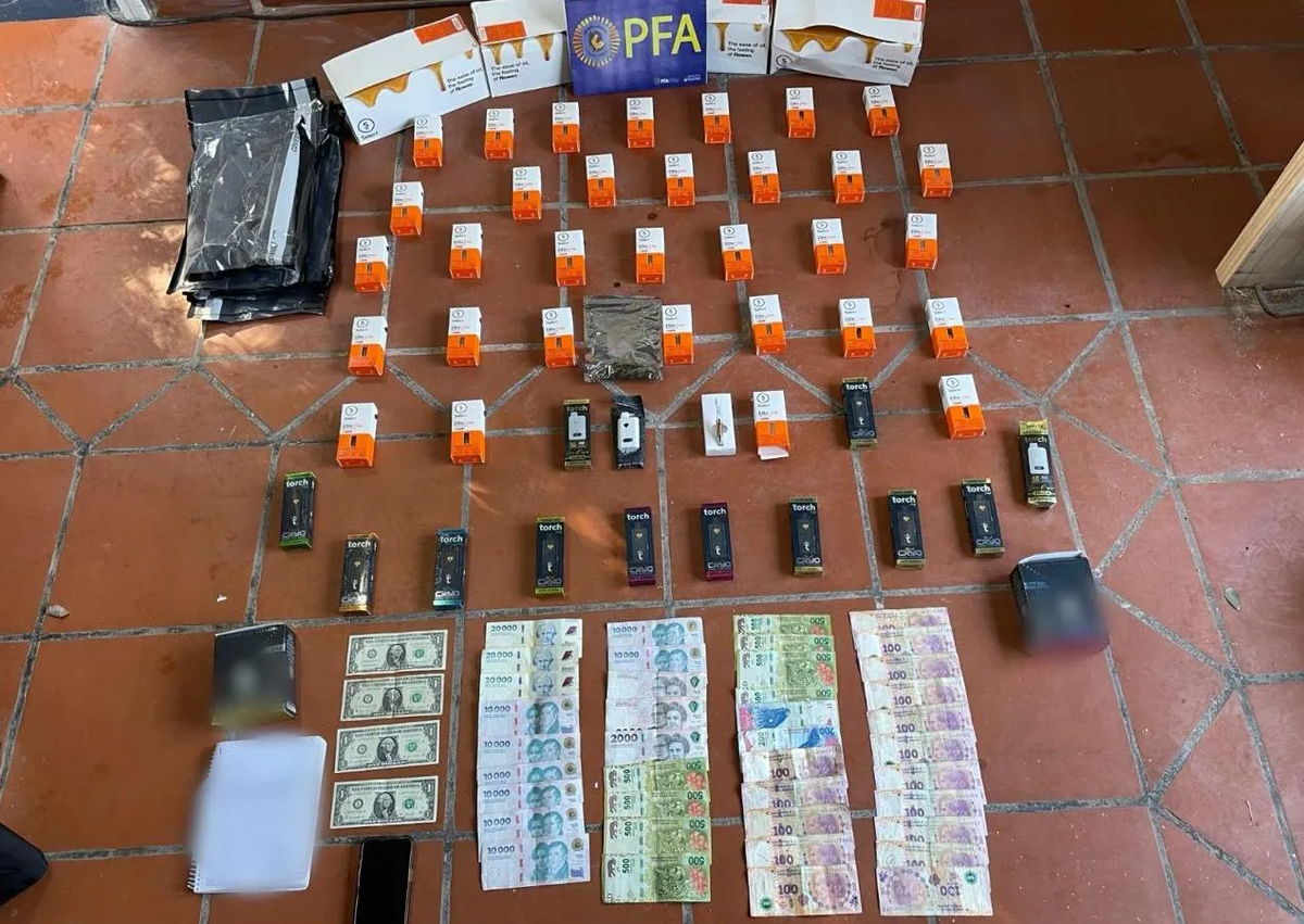 Algunos de los elementos incautados durante los allanamientos en Banfield y Ezeiza. Algunos de los elementos incautados durante los allanamientos en Banfield y Ezeiza.