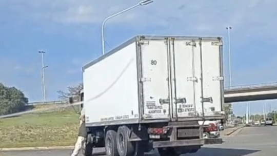 El Jagüel: un motociclista murió al chocar contra un camión en la Ruta 205