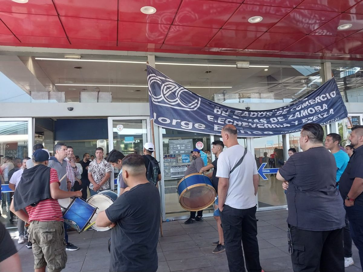 La protesta frente al Coto de Temperley