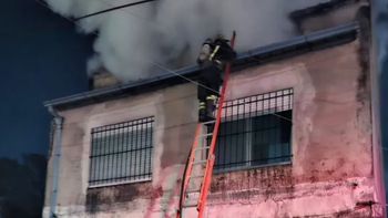 Lomas de Zamora: feroz incendio destruyó gran parte de una vivienda en Parque Barón