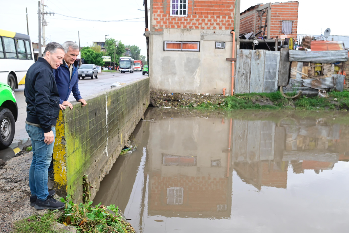 El intendente de Esteban Echeverr&iacute;a, Fernando Gray, recorri&oacute; el puente de las calles Col&oacute;n y Elizalde (9 de Abril).