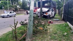 una camioneta choco contra un poste de luz en almirante brown y el conductor resulto herido