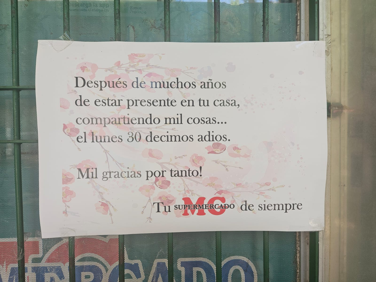 El cartel que se encuentra en la puerta de Supermercado MG. 