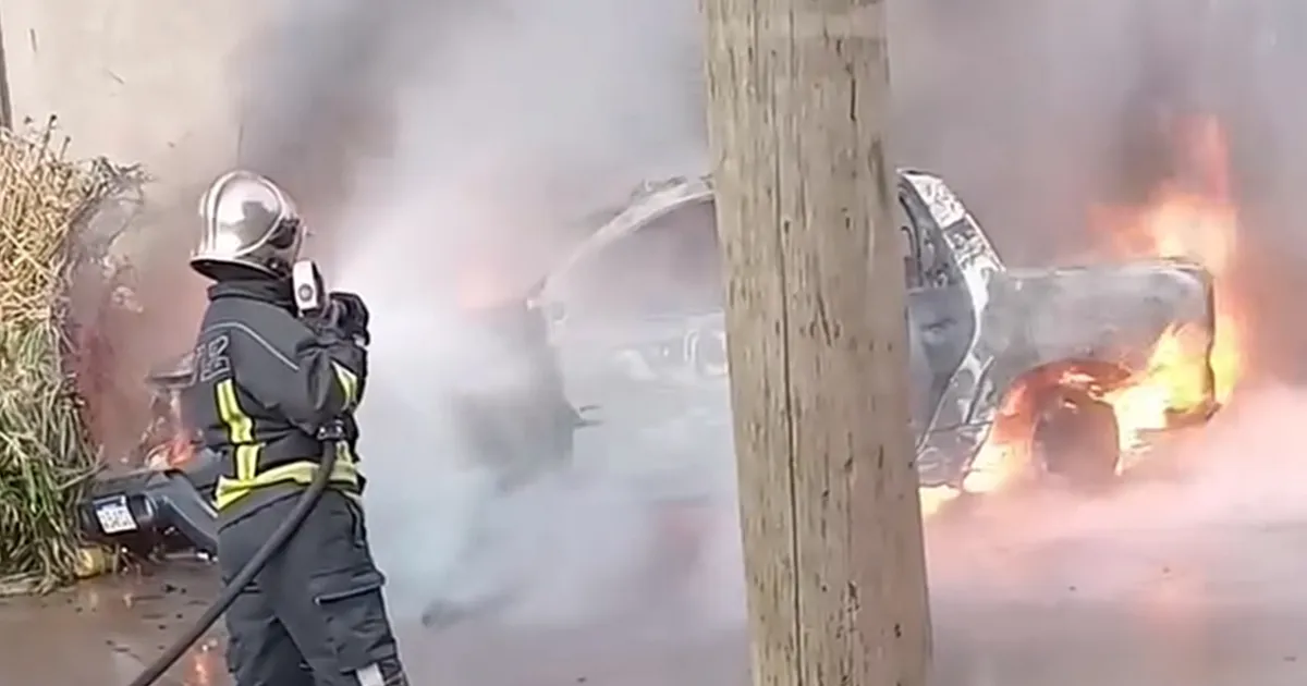 El incendio de una camioneta en Lomas de Zamora. 