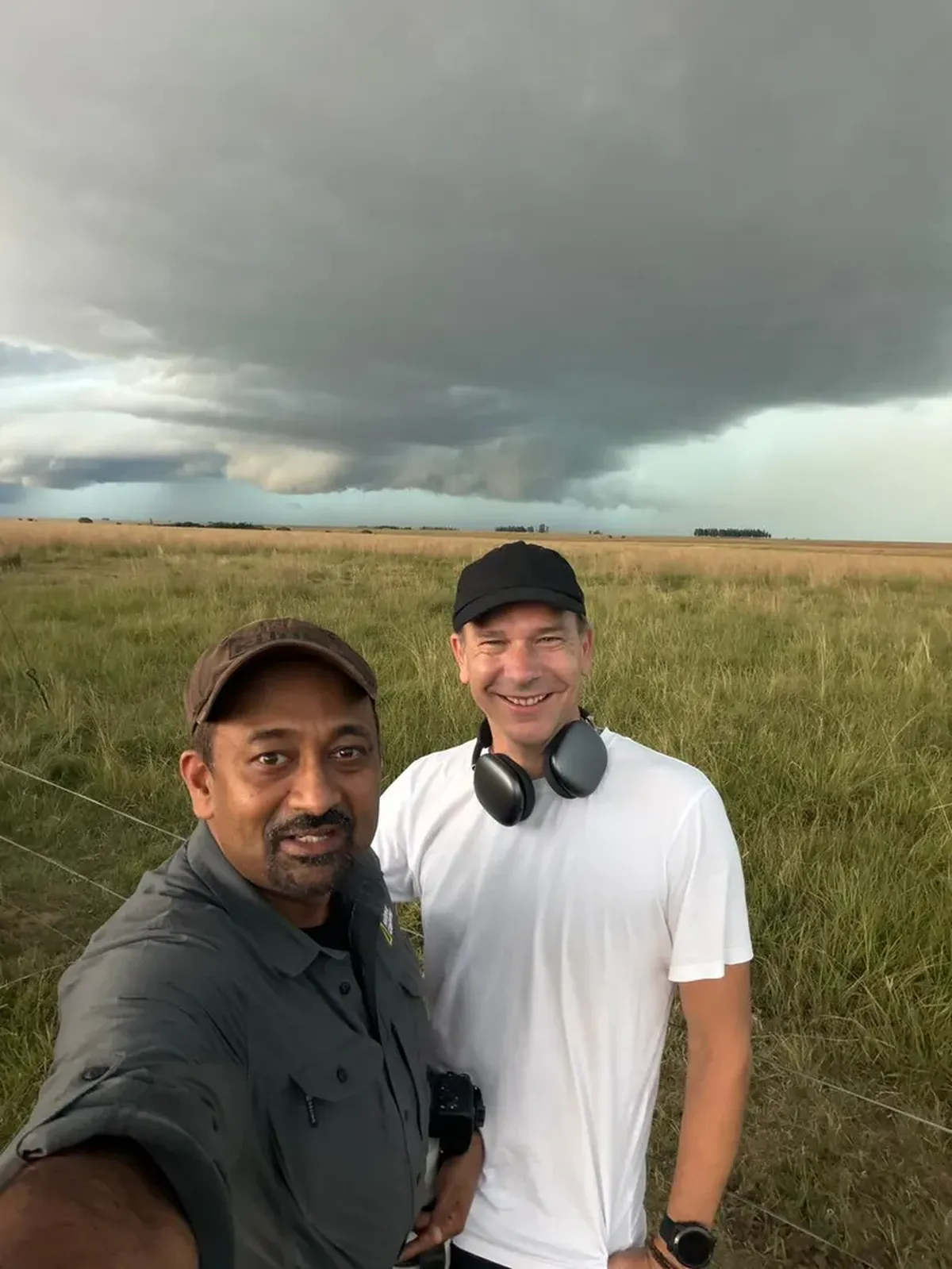 El cineasta y explorador Sandesh Kadur, junto al vecino de Temperley Patricio Rhijssen.