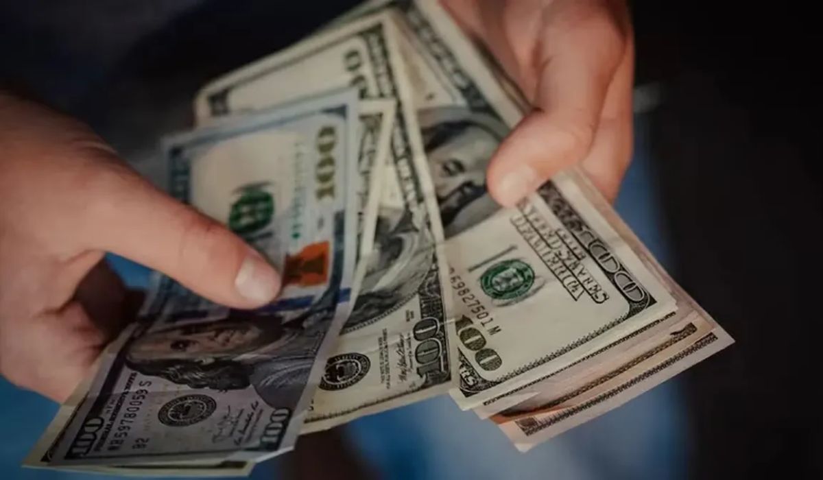 Qué va a pasar con el dólar en la transición: el blue ya subió 100 pesos