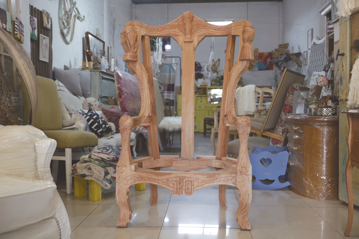 El vecino trabaja en el sillón desde hace más de un año. El vecino trabaja en el sillón desde hace más de un año.