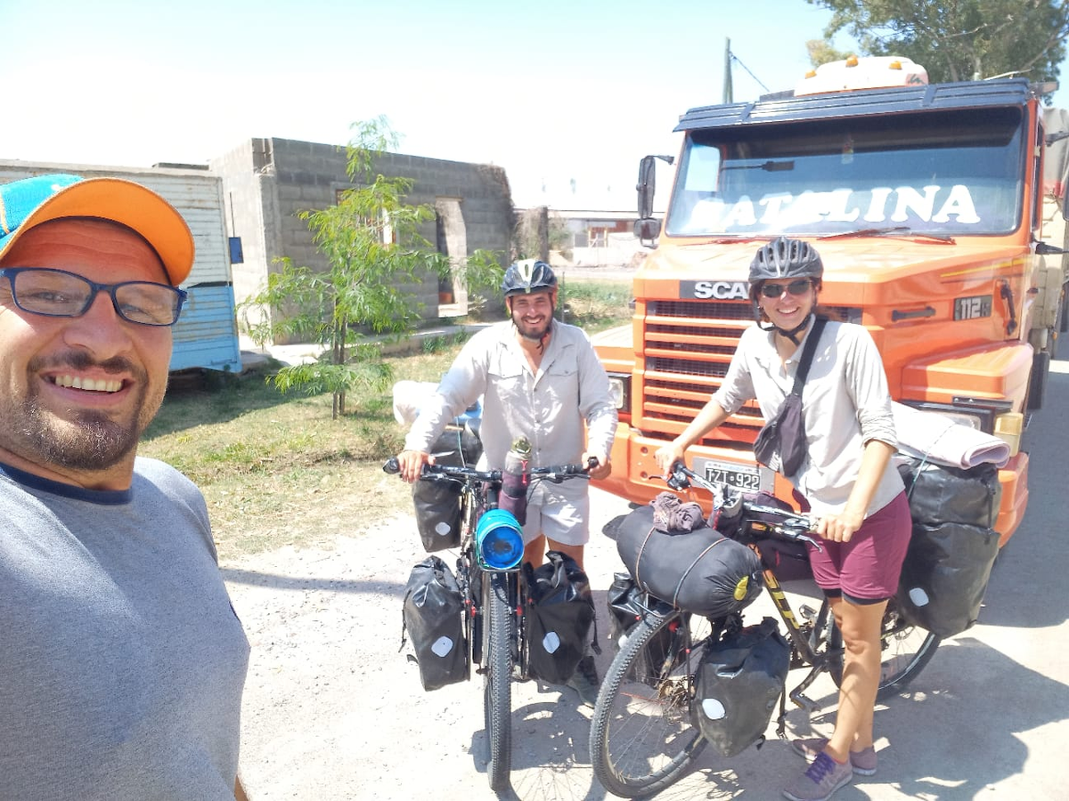Daniela, de Claypole, y Jonatan, de Lanús, decidieron emprender un largo viaje en bicicleta.