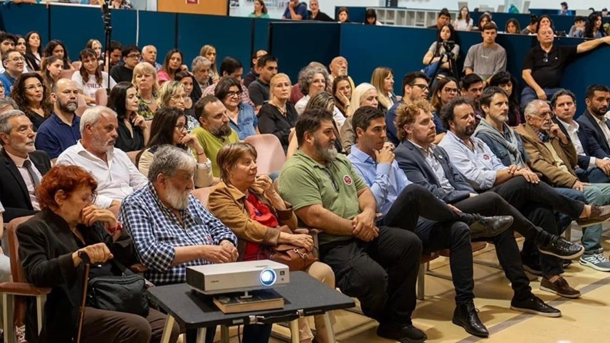 El evento en la universidad contó con la participación de docentes y alumnos.