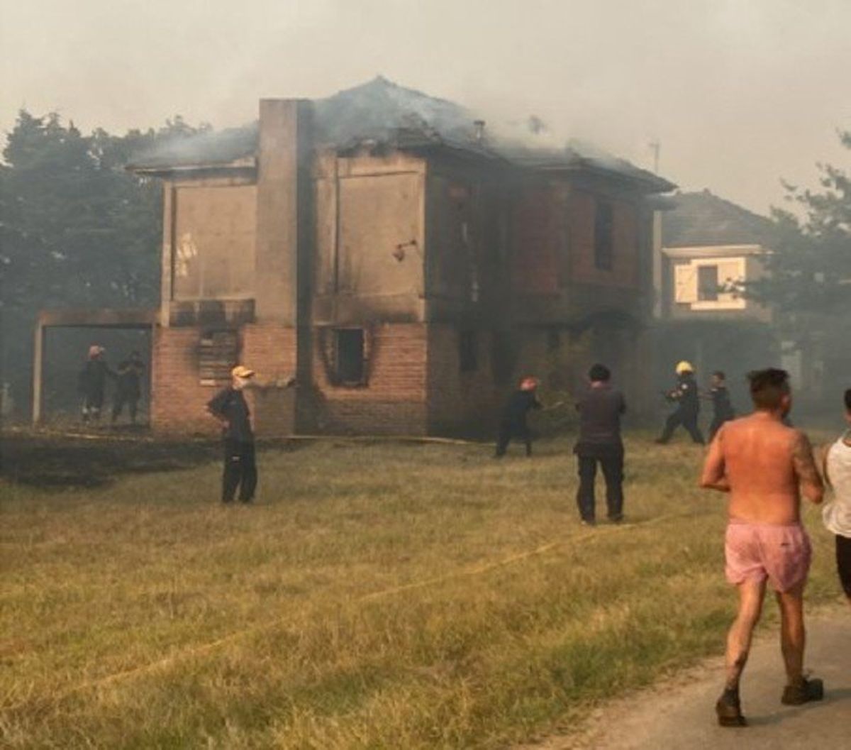 La casa que se incendi&oacute; en el country Campo Azul en Canning. Los Bomberos tuvieron una ardua tarea esa jornada.