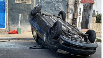 Choque y vuelco en Lanús: un herido