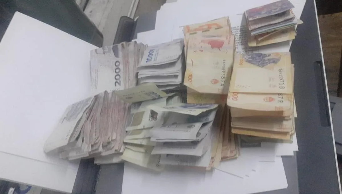 Parte del dinero incautado a la banda narco en Lomas. 