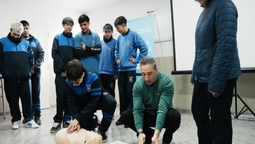 mas de 100 estudiantes participaron de una capacitacion en rcp en parque baron