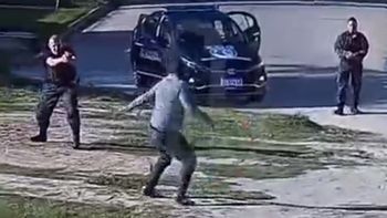 Video: la Policía usó un arma no letal en Lanús para detener a un hombre armado con un cuchillo