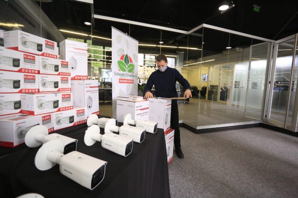 Seguridad. Fernando Gray recibió las nuevas cámaras en el Centro Operativo de Monitoreo de Esteban Echeverría. 
