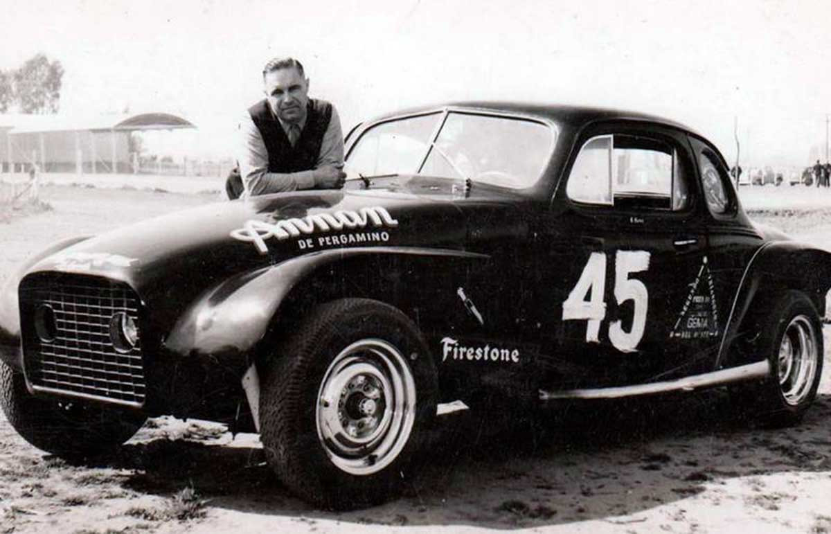 Rubén Roux padre junto a su auto 