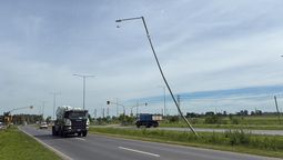 canning: vecinos alertan por un poste de luz a punto de caer en la ruta 58