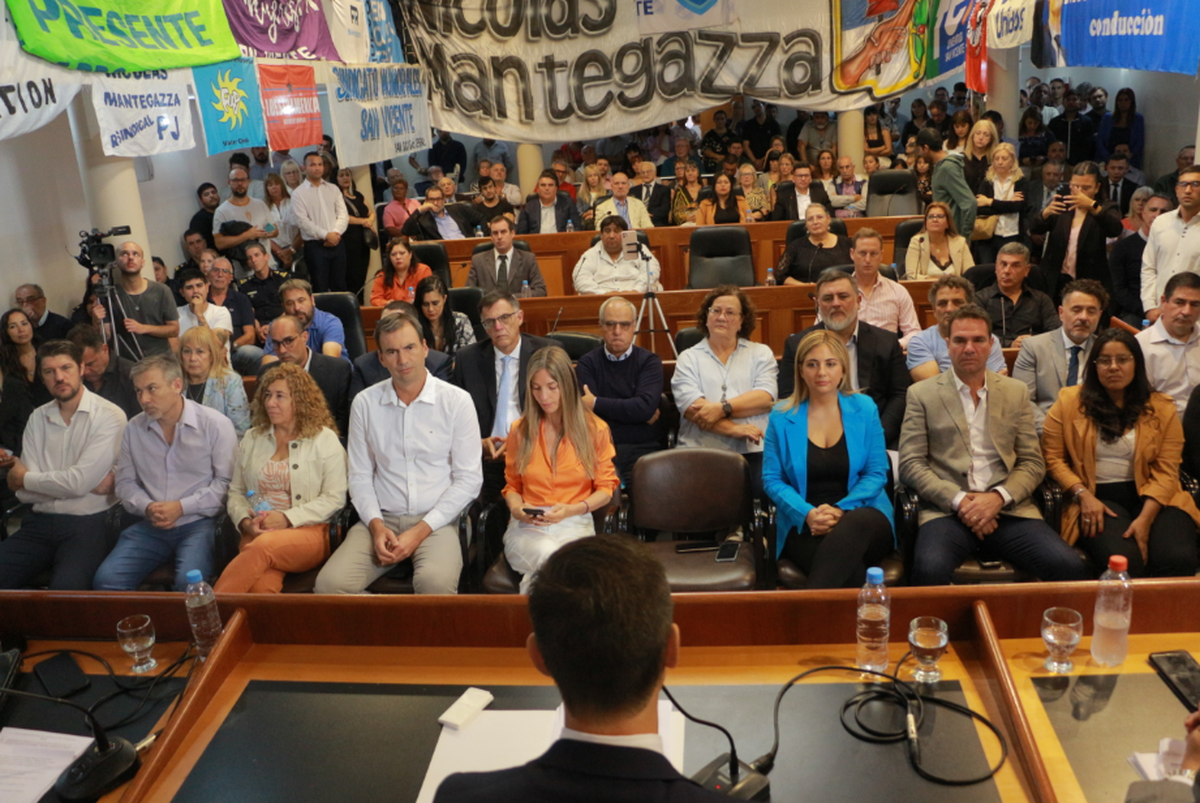Funcionarios y concejales escuchan el mensaje del intendente.