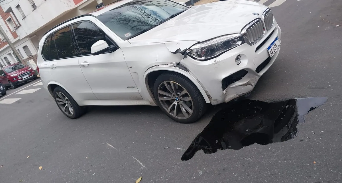 El derrame de combustible del auto que quedó involucrado en el accidente en Lomas. 