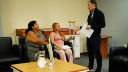 esteban echeverria: el municipio entrego un subsidio para adquirir una protesis de cadera