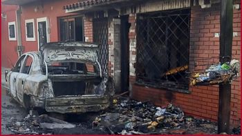 Impresionante incendio destruyó una casa de Lanús y rescataron a dos personas.