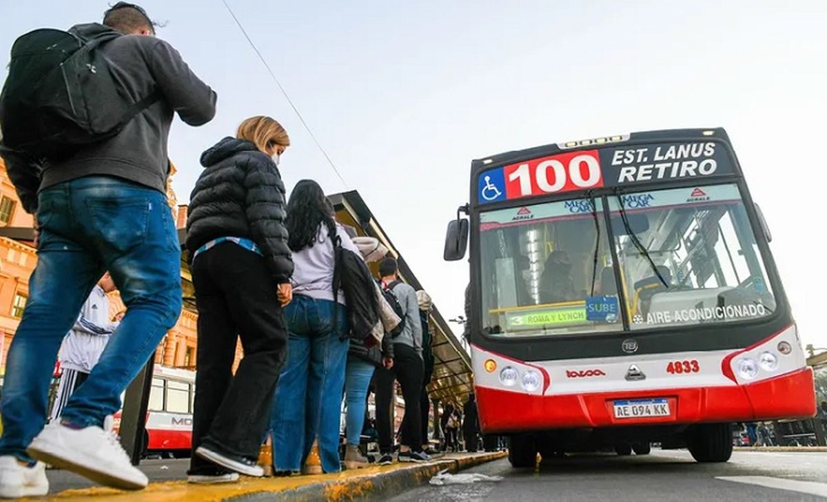 Desde el 1° de agosto aumentarán las tarifas de colectivos, trenes y subte en el AMBA, con incrementos que alcanzan el 10,5% en los servicios ferroviarios. Desde el 1° de agosto aumentarán las tarifas de colectivos, trenes y subte en el AMBA, con incrementos que alcanzan el 10,5% en los servicios ferroviarios.