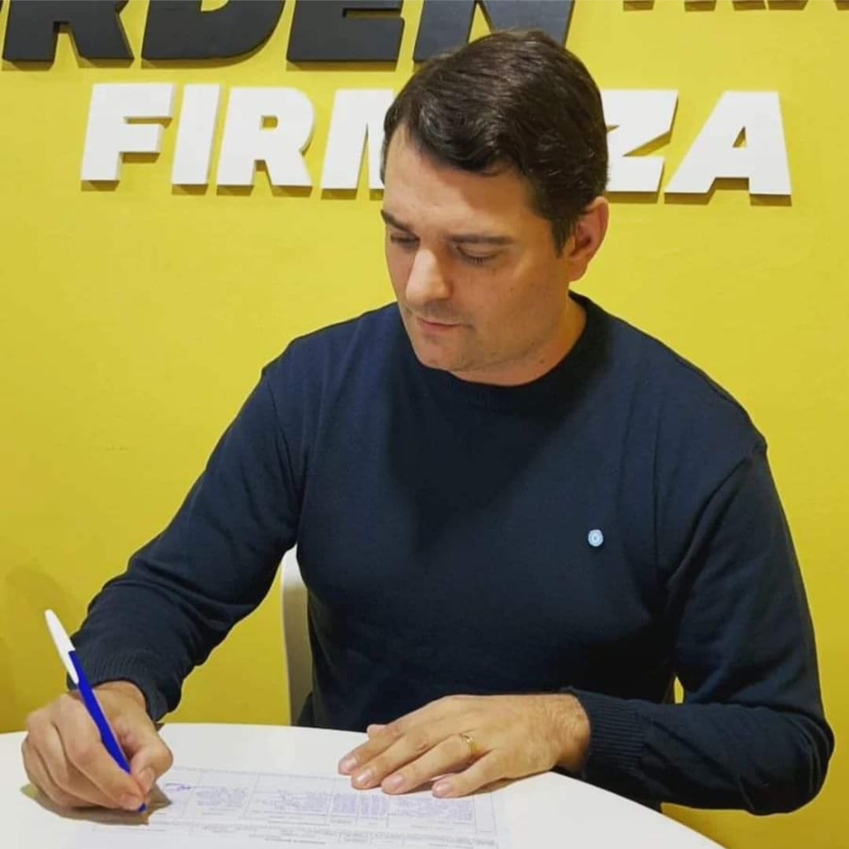 Luciano G&oacute;mez Alvari&ntilde;o (PRO) firm&oacute; como precandidato a intendente del espacio que lleva como precandidata presidencial a Patricia Bullrich.