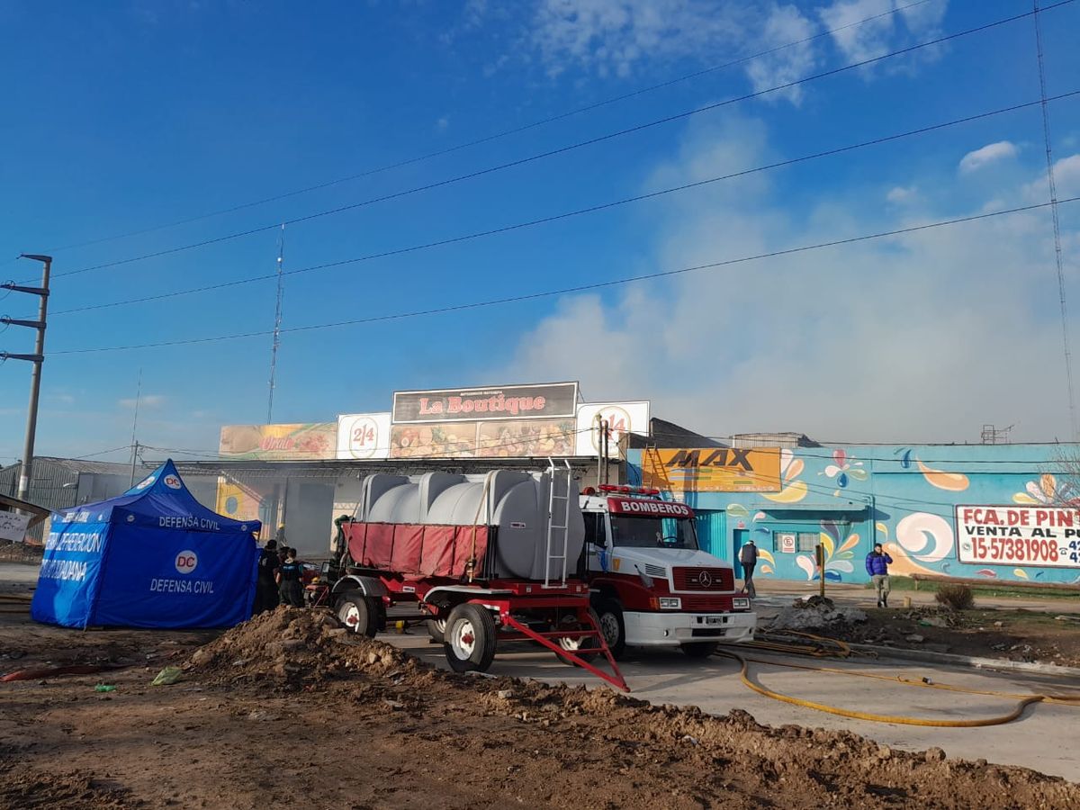 Varias dotaciones de bomberos trabajaron en el incendio del mayorista de Burzaco.