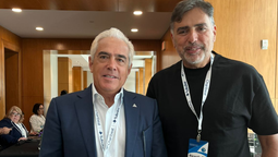 Ricardo Varela junto al presidente de la Sociedad Interamericana de Prensa (SIP), José Roberto Dutriz, director de La Prensa Gráfica de El Salvador.