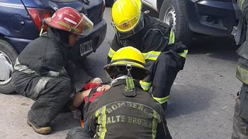 Choque en Almirante Brown: una motociclista resultó herida