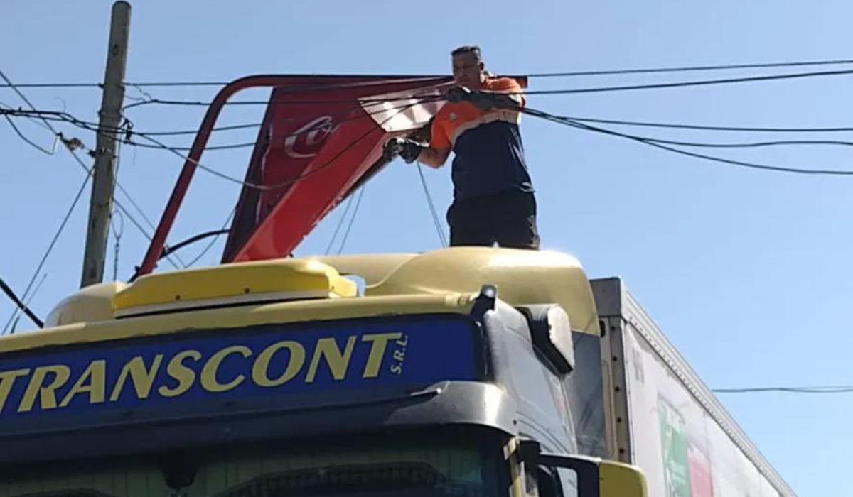 Un camión arrastró un cable y rompió el cartel de un restaurant en Llavallol