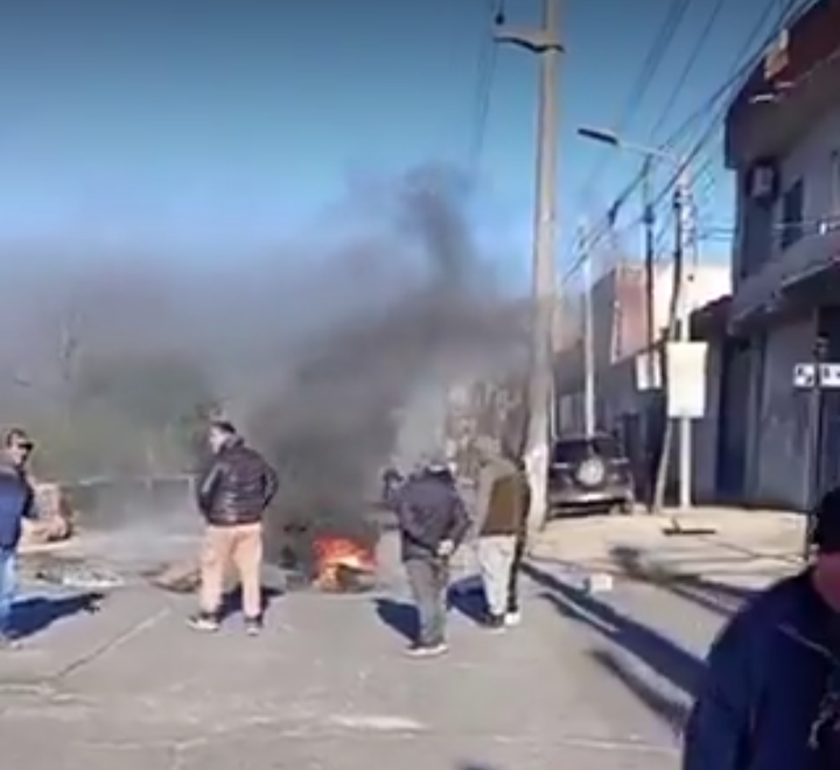 El corte de tránsito sobre Camino Negro en Lomas de Zamora. 