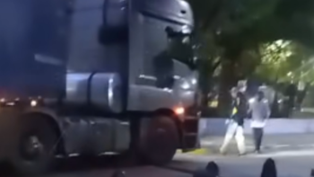 Ezeiza: un camión ingresó por error a una zona restringida y provocó destrozos