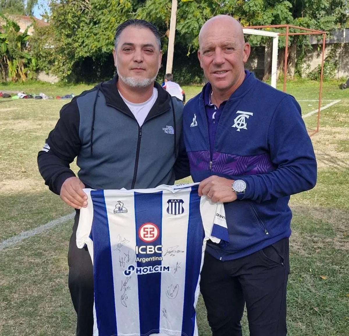 El momento en el que se oficializó el acuerdo con Talleres de Córdoba para las pruebas de jugadores. 