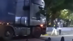 ezeiza: un camion ingreso por error a una zona restringida y provoco destrozos