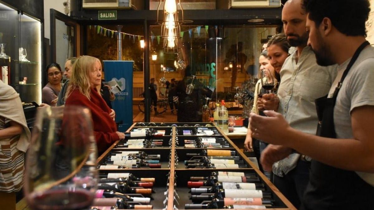 Locales de Lomas y Banfield ofrecerán degustaciones, promociones y música en vivo en una nueva edición de La Noche de las Vinotecas.