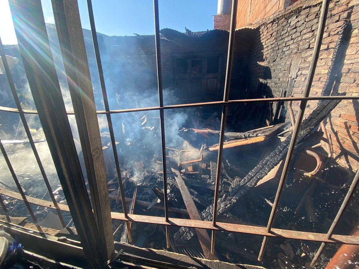 Un incendio destruyó el fondo de una casa en Monte Grande