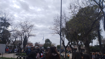 Evacuaron a 1900 alumnos por una amenaza de bomba en una escuela de Lanús.