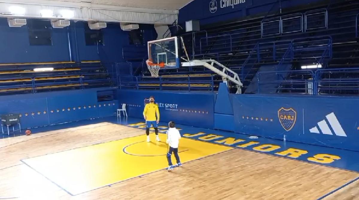 Franco invit&oacute; a Santino a jugar con &eacute;l en la cancha.